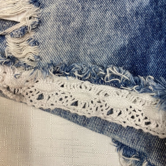 Salvaje Denim Distressed Short Raw Edge Lace Lined Front Shorts Size 11 - Picture 3 of 10